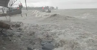 নিম্নচাপের প্রভাবে উত্তাল মেঘনা; হাতিয়ার সঙ্গে নৌ যোগাযোগ বন্ধ